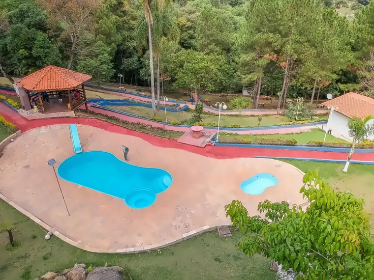 Vista aérea da piscina de formato orgânico, com quiosque coberto ao lado