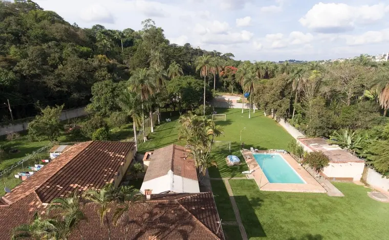 Vista aérea da unidade mostrando as construções, o gramado e a piscina