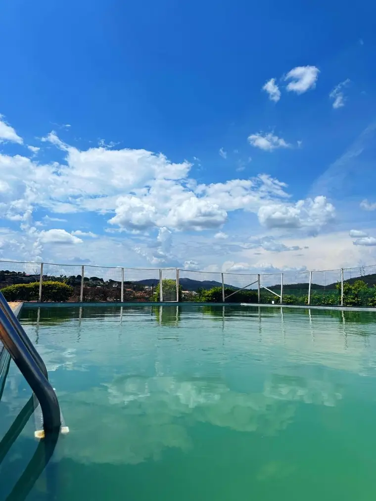 Piscina em terreno alto, com vista aberta para o vale e a serra