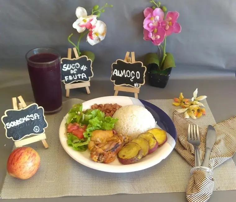 Almoço servido em prato de porcelana, com arroz, salada e legumes
