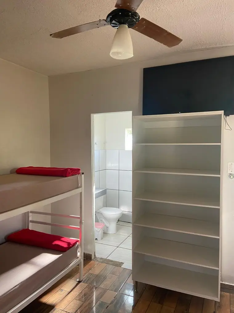 Quarto com beliche, armário e banheiro privativo