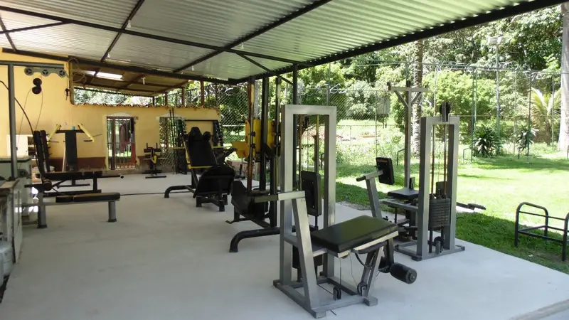 Academia coberta com aparelhos de musculação
