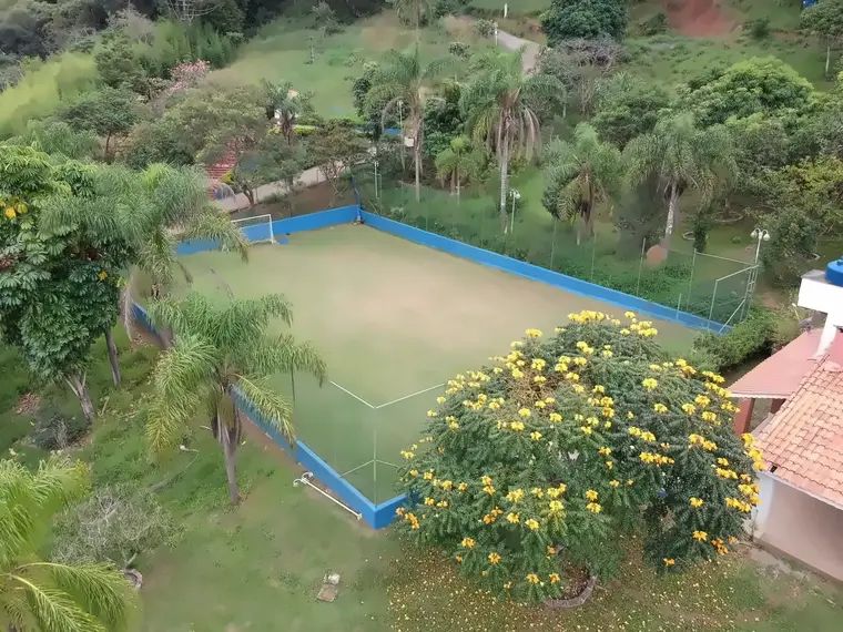 Vista aérea da quadra society cercada por jardim e árvores