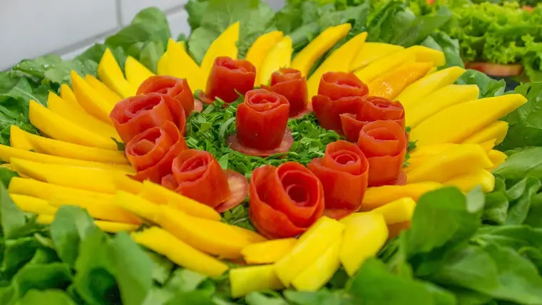 Salada montada com folhas, tomate e legumes