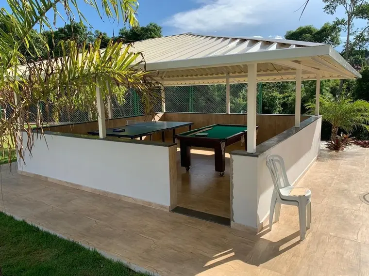Quiosque coberto com mesa de sinuca, aberto para o jardim