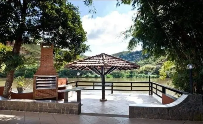 Quiosque com churrasqueira e vista aberta para o vale