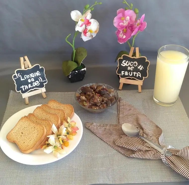 Café da manhã servido com torradas, frutas e suco