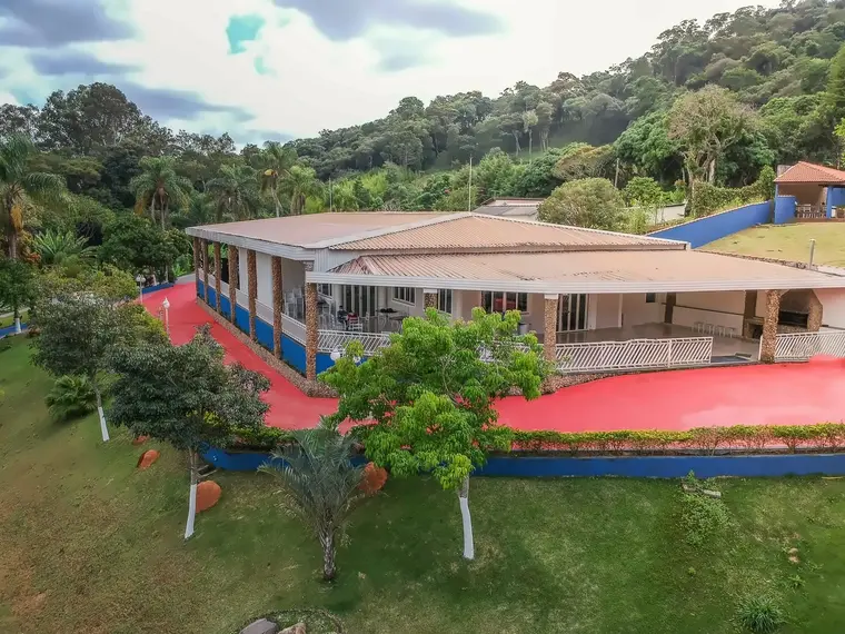 Construção principal vista do gramado, com a serra ao fundo
