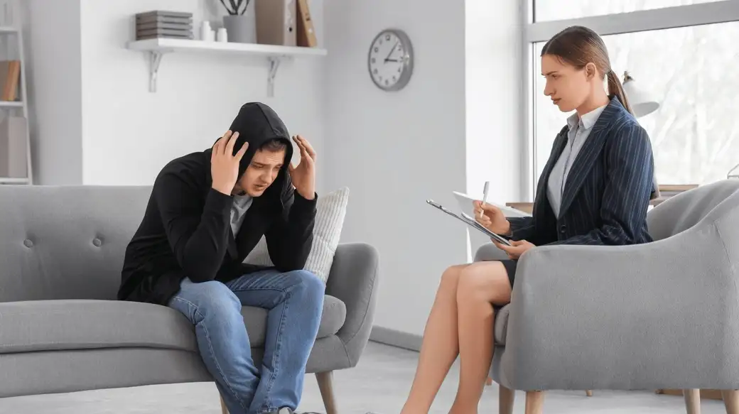 Homem sentado em um sofá durante atendimento individual
