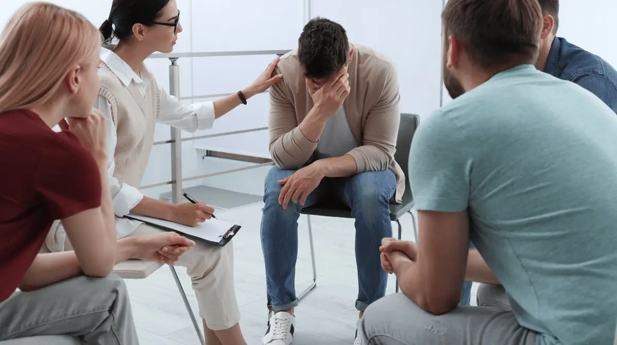 Pessoas sentadas em círculo durante um encontro em grupo